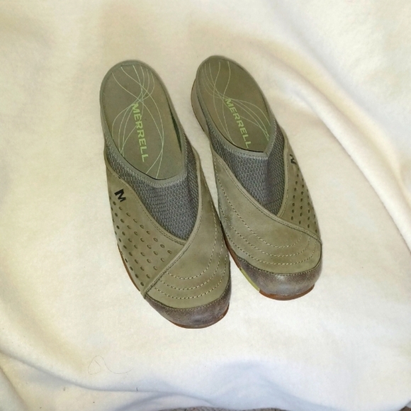 Merrell Light Weight Clogs, Dark Kahki - Picture 1 of 5